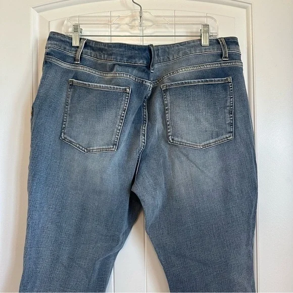 PLUS HIGH RISE skinny jeans in light wash, with distressed details, peti… - Picture 6 of 9